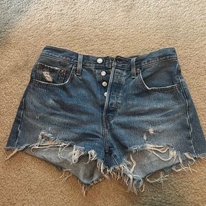 High waisted ribcage Levi’s jean shorts with button fly detail
